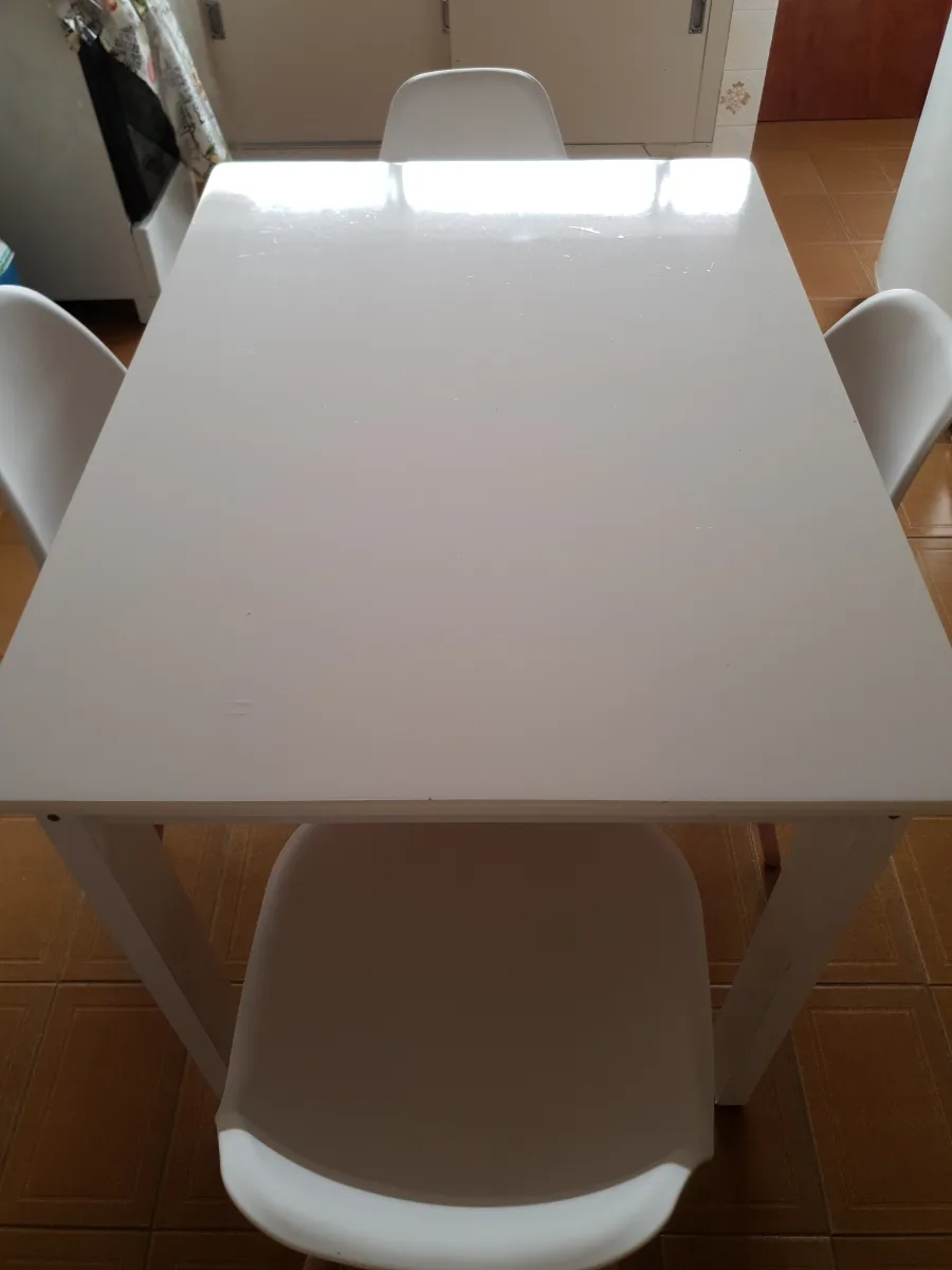 Mesa e 04 cadeiras